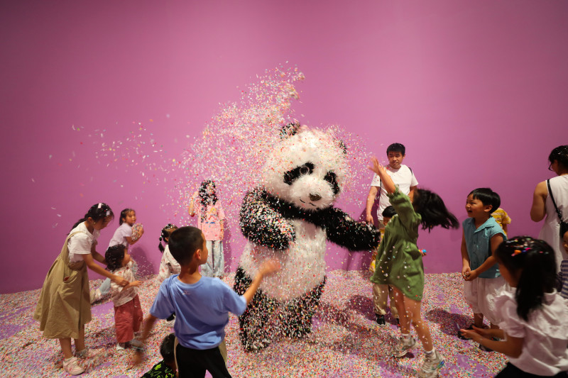 霍夫曼展人气十足。