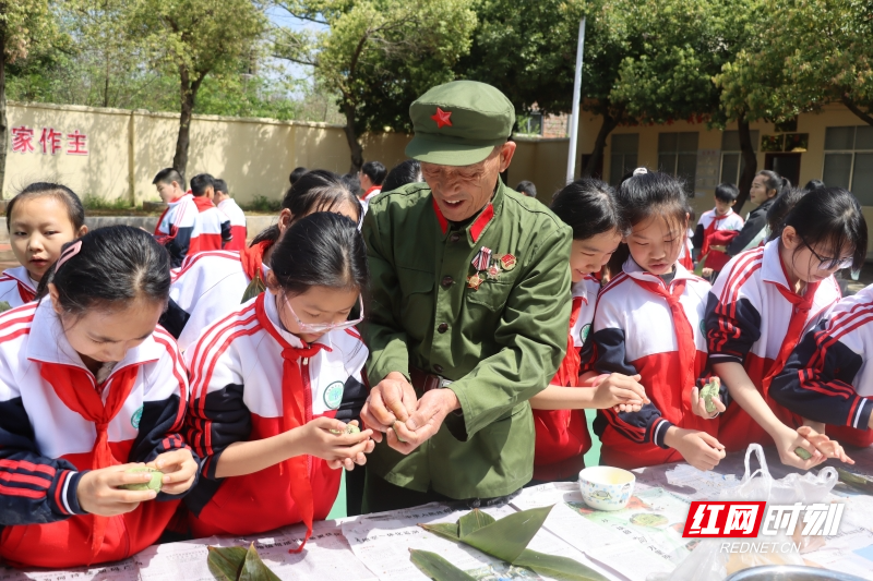 老兵与学生们一起包青团 _副本.jpg