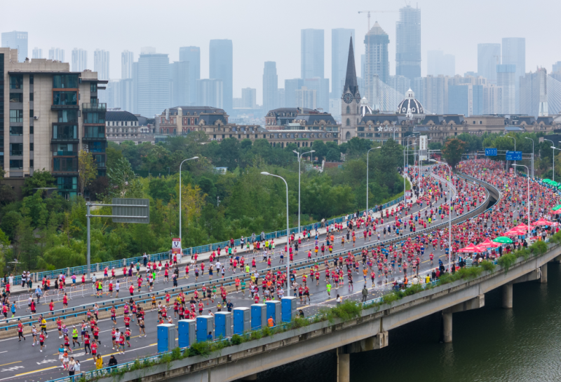 长沙马拉松赛道设计匠心独运，串联了橘子洲头、岳麓书院等众多城市核心文化地理标识。湘江早报全媒体记者 罗钟杰 摄
