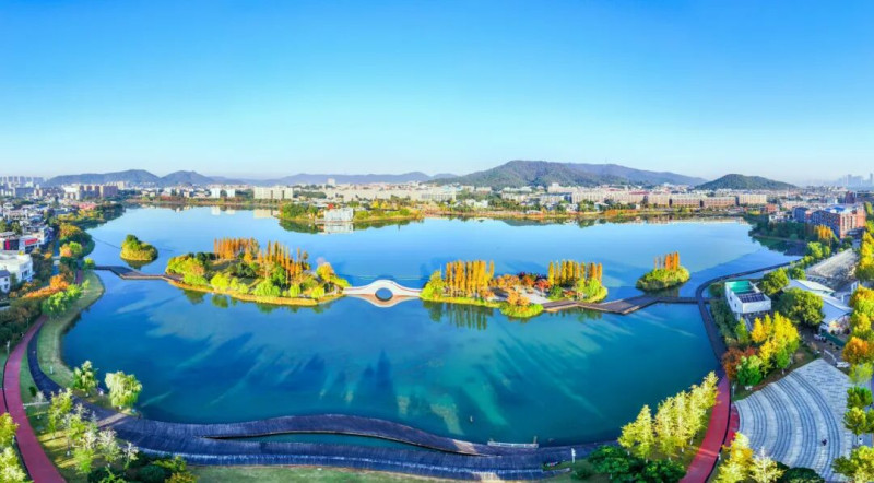 犹如一枚贝壳状的后湖，静谧地镶嵌在色彩斑斓的树影中。