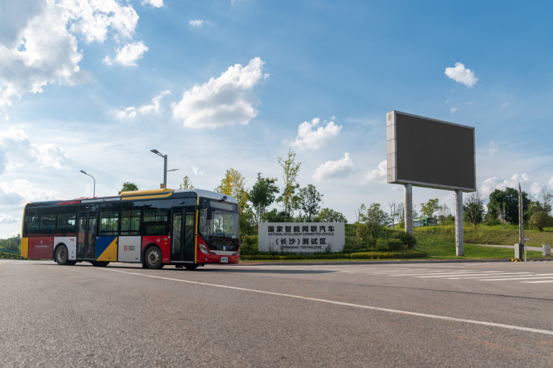 无人驾驶公交车行驶在国家智能网联汽车(长沙)测试区内。 无人驾驶公交车行驶在国家智能网联汽车(长沙)测试区内。