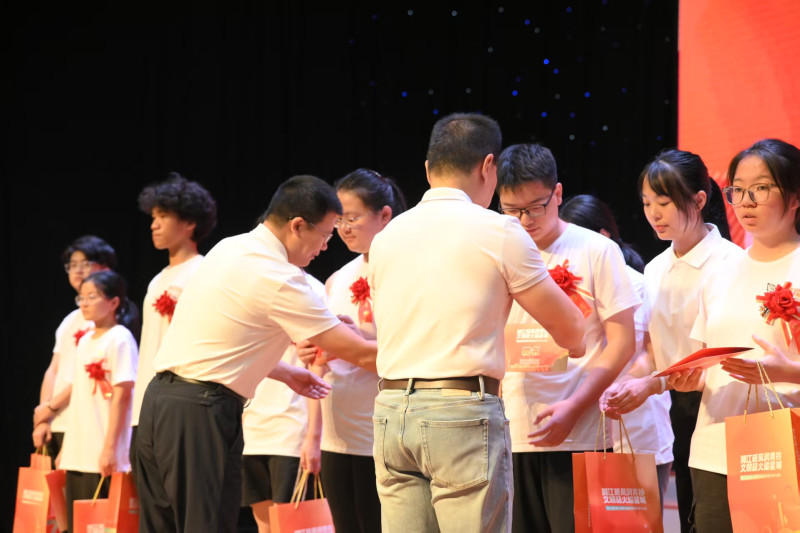 证书意义非凡，饱含梅溪湖街道对青年学子们未来学成归来的诚挚召唤。