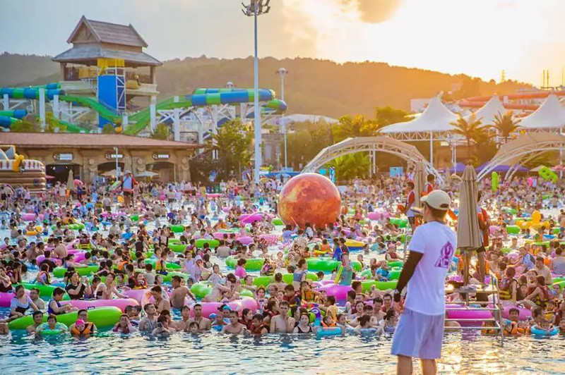 悬浮在百米矿坑之上的湘江欢乐城人气十足。