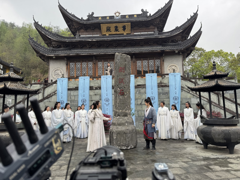 秦九网络构建了从剧本孵化、拍摄制作到后期成片、平台分发的全产业链闭环。