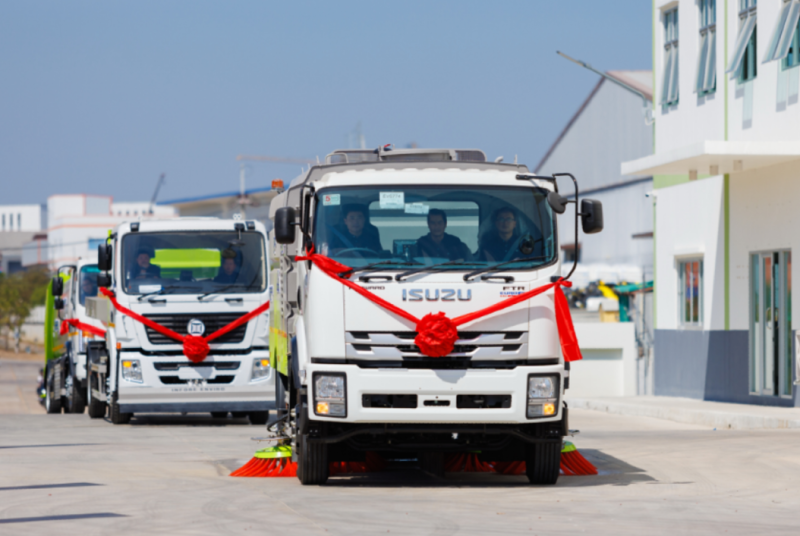 盈峰环境新能源环保车辆从湘江新区“发车”,为解决全球性环境挑战贡献“新区智慧”。 盈峰环境新能源环保车辆从湘江新区“发车”,为解决全球性环境挑战贡献“新区智慧”。