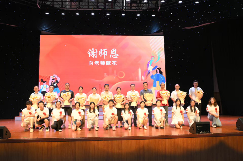 一束鲜花、一杯清茶、一个拥抱，承载着沉甸甸的感恩和深深的谢意。