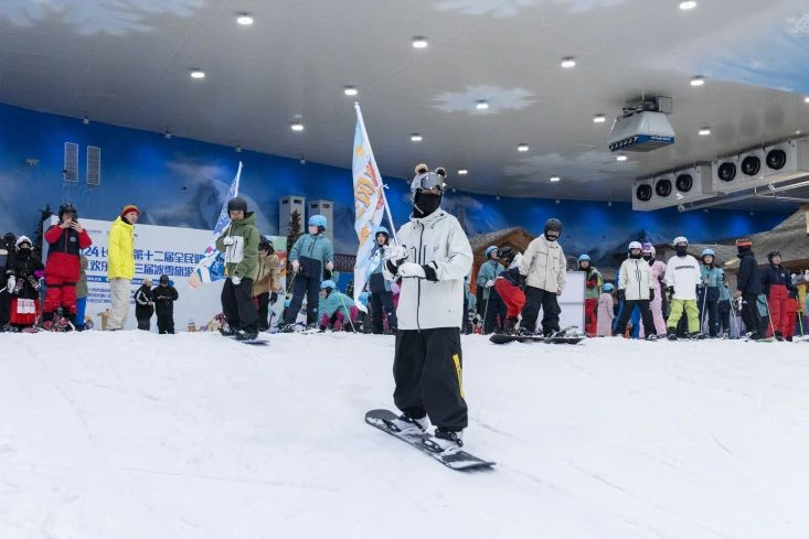 大王山旅游度假区内冰雪旅游节滑雪比赛吸引了众多市民游客参与。