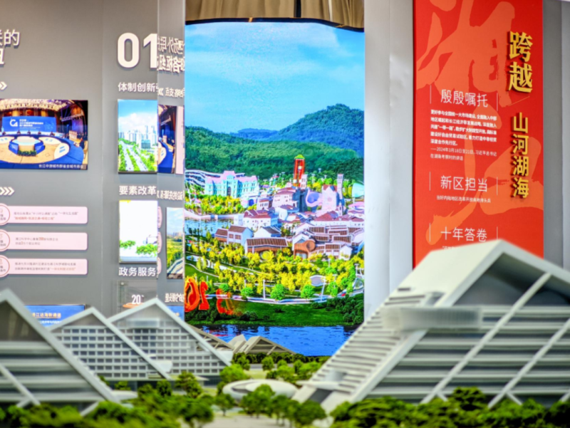 展览贯穿“高端产业、前沿创新、改革开放、品质新城、民生福祉、党建引领”六大版块。均为 通讯员 供图 展览贯穿“高端产业、前沿创新、改革开放、品质新城、民生福祉、党建引领”六大版块。均为 通讯员 供图