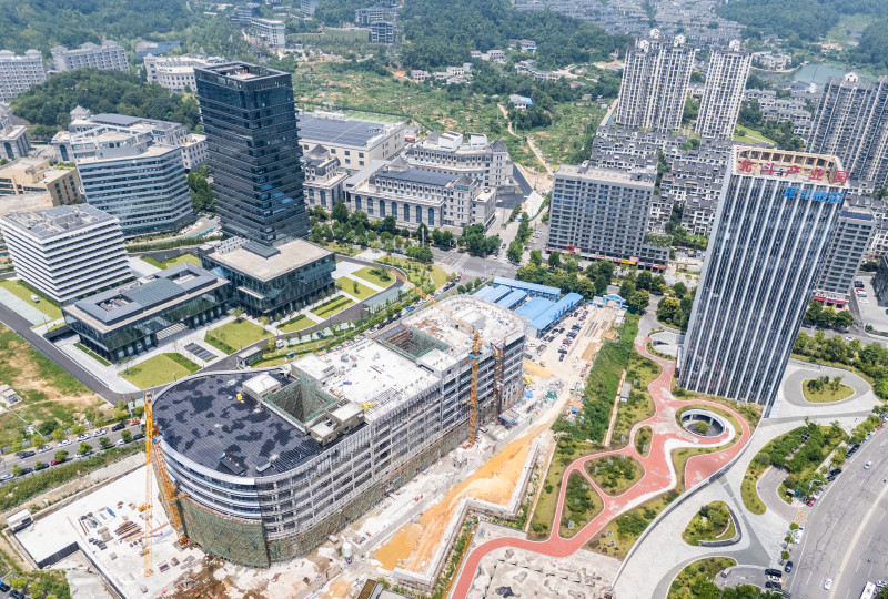 长沙北斗研究院总部基地进入外立幕墙安装工程与装饰装修阶段，预计今年底投入运营。湘江早报全媒体记者 罗钟杰 摄