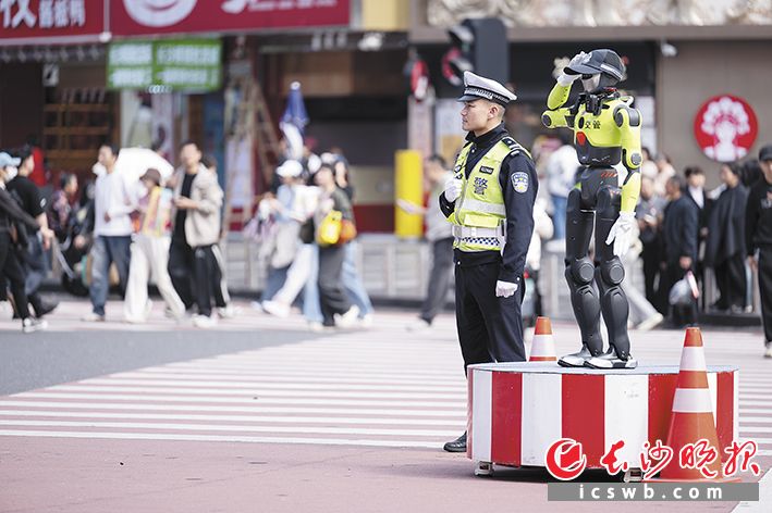 4月1日，智能交通指挥机器人在解放西路黄兴中路路口正式上岗。均为长沙晚报全媒体首席记者 黄启晴 摄