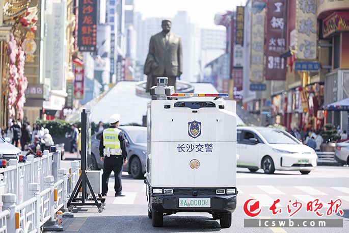 警用无人巡逻车在五一广场核心区域巡控。