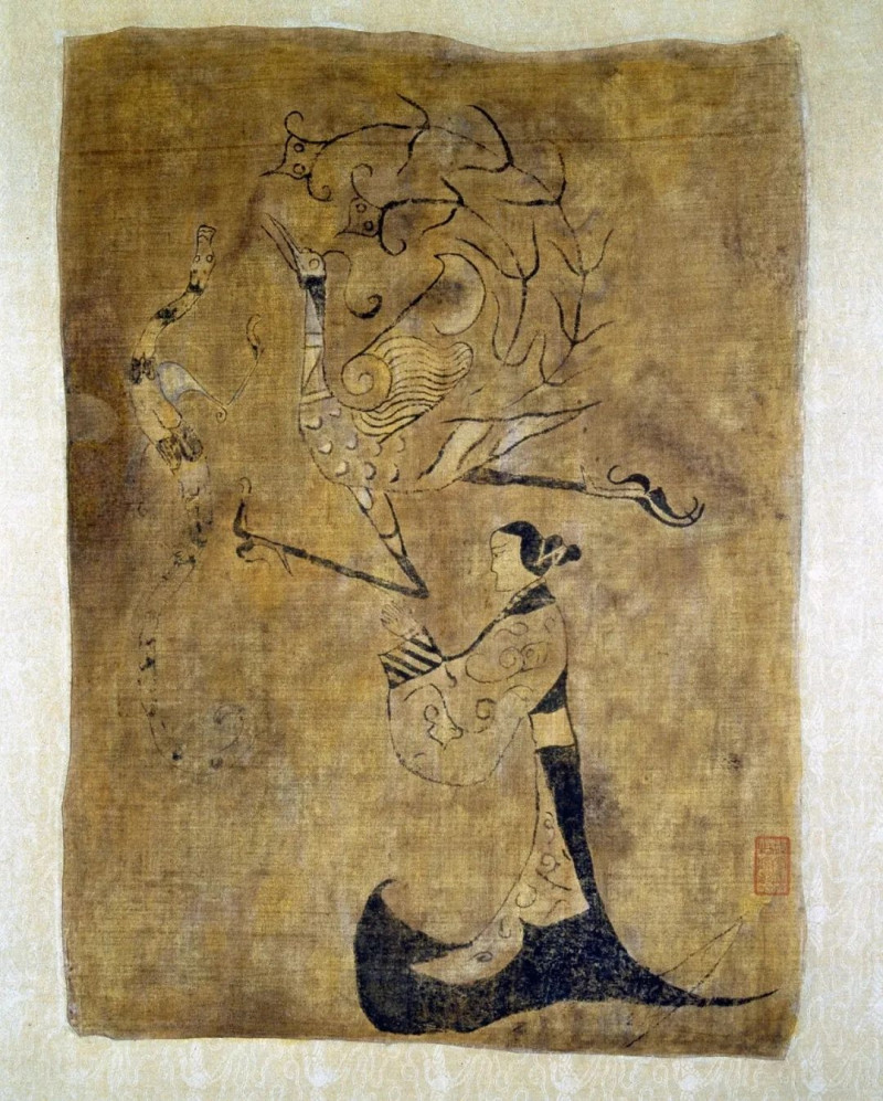 珍贵的《人物龙凤帛画》。