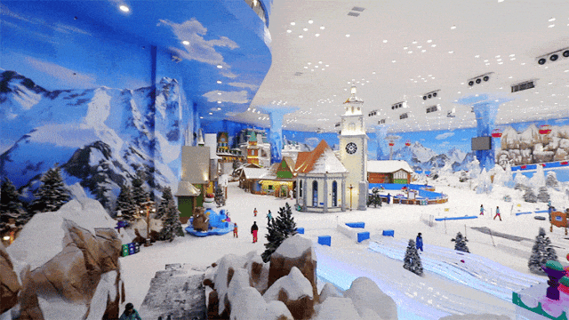 百米深坑之上，湘江欢乐城欢乐雪域让南方的艳阳里“大雪纷飞”。