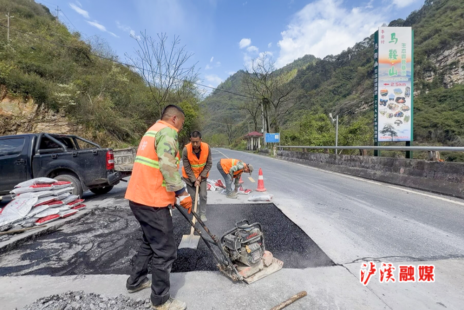 公路养护中心维修路面.jpg2.jpg3.jpg