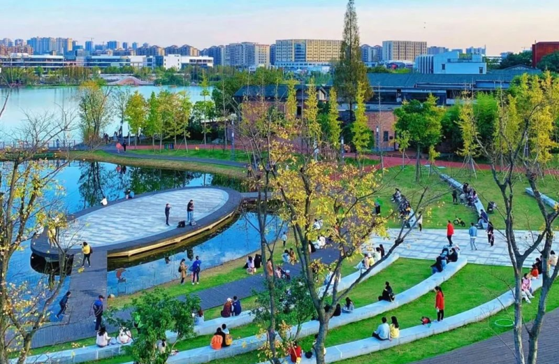 后湖湖畔每天满是来休闲散步的市民游客。