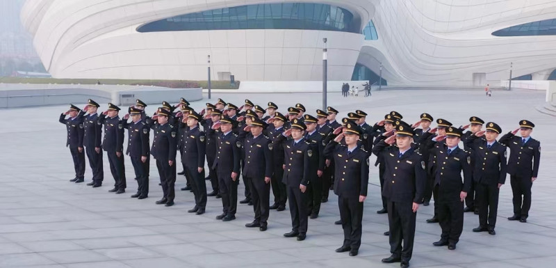 湘江新区执法人员举行集体宣誓，展现新区打造高素质、专业化执法队伍的决心。