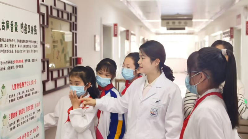 湘江新区卫健局联合湖南省儿童医院在岳麓街道社区卫生服务中心设立“区域社区儿科门诊”,家门口看省级儿科专家。 湘江新区卫健局联合湖南省儿童医院在岳麓街道社区卫生服务中心设立“区域社区儿科门诊”,家门口看省级儿科专家。