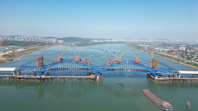 城市的框架在拉大，血脉在畅通，颜值在提升。