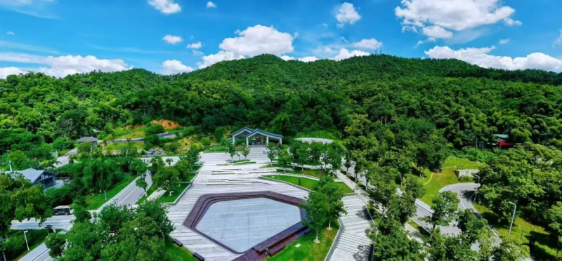 从日出到星落，岳麓山多元的项目吸引着市民游客纷至沓来。