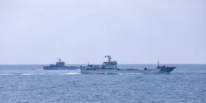 编队航行中，战斗警报突然响起