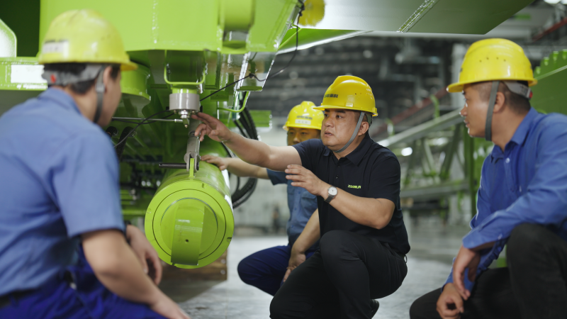 龙卫国正在传授调试工作经验。