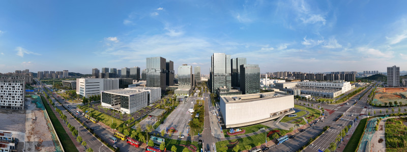 根据最新发布的《2025年湖南省互联网企业综合实力研究报告》，湘江新区稳居全省互联网产业舞台“C位”，长沙高新区麓谷产业园的企业为“主力军”。湘江早报全媒体记者 范龙贵 摄