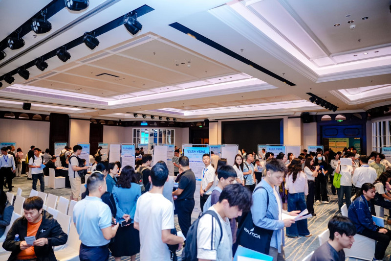 早晨9时，深圳威尼斯英迪格酒店的洽谈会现场已排起长队。