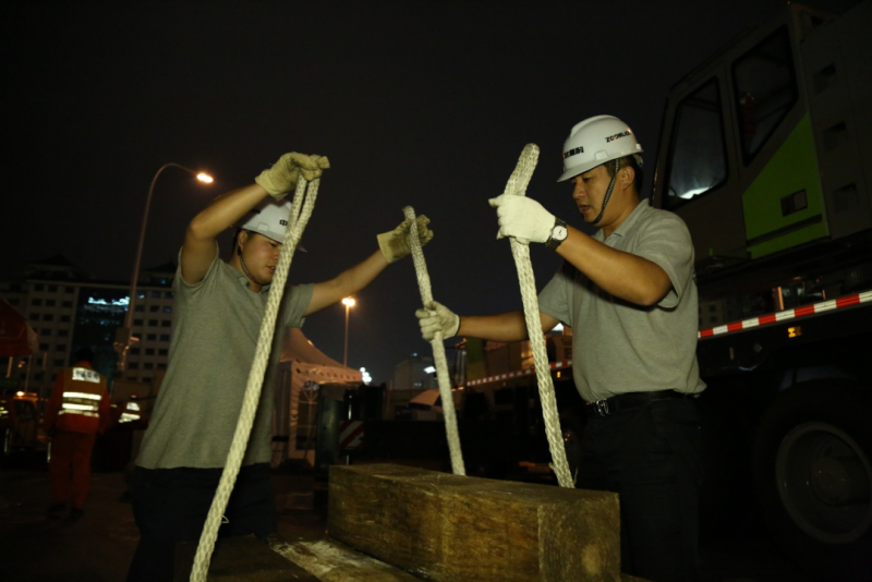 在中联重科助力央视直播阅兵项目工作中，龙卫国（右）为设备保驾护航。