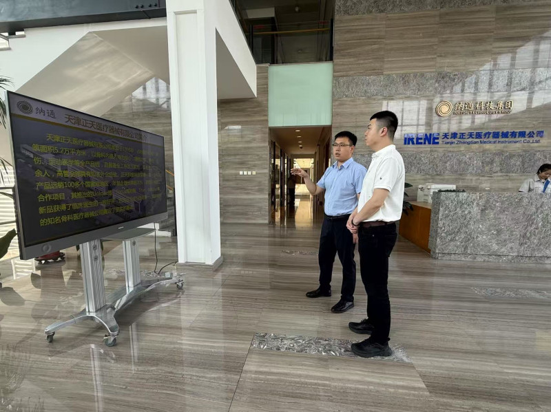 面对激烈的招商竞争，李介圆和他的团队克服困难，积极走访企业。