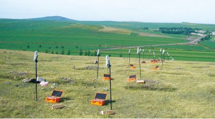 “广域电磁勘探技术与装备”的探测深度、分辨率和信号强度达到传统方法的数倍乃至上百倍，实现了对地下八千米结构的“明察秋毫”。