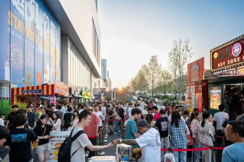 国庆期间，万象城举办的汉堡节成为人气焦点，首日便售出超3.5万个汉堡。湘江早报全媒体记者 罗钟杰 摄