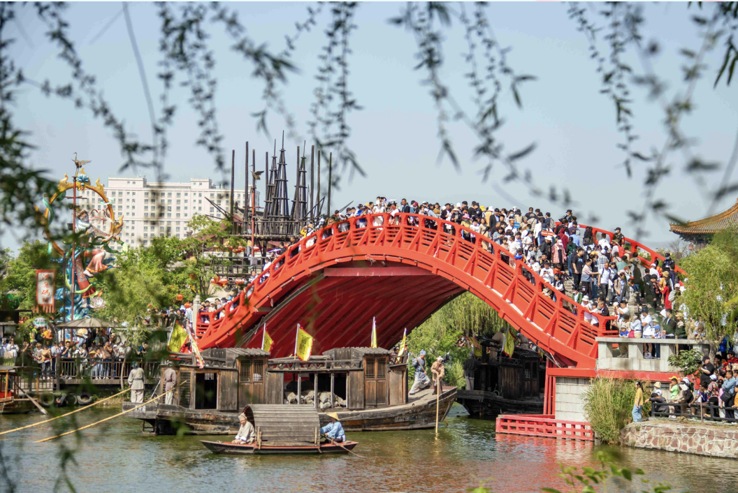 清明上河园人头攒动。受访者供图