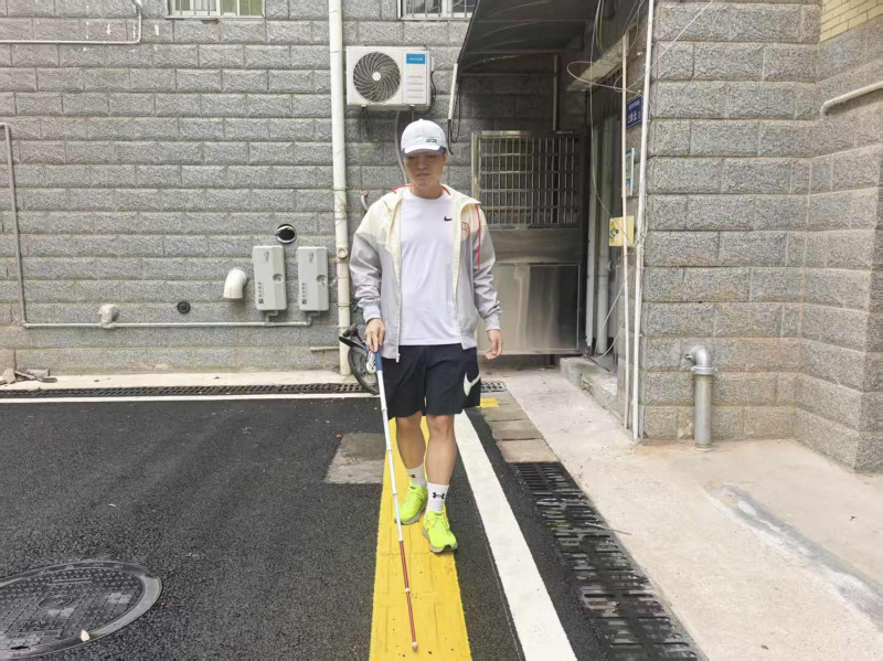 专属盲道直通朱宏亮家门口。均为湘江早报全媒体记者 谭晓波 摄