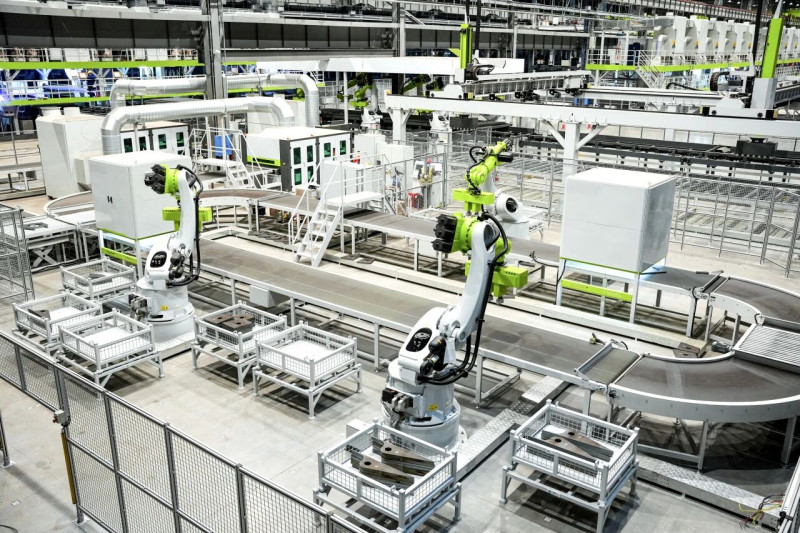 近日，中联重科挖掘机共享制造智能工厂入选国家首批“领航级智能工厂”培育名单。均为 通讯员 供图