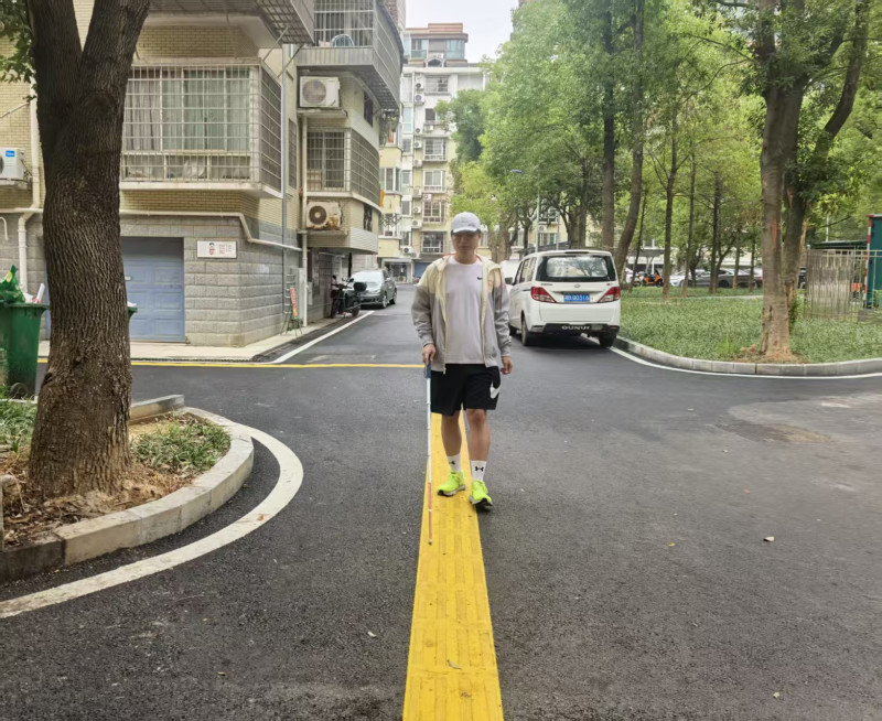 盲道修建后，朱宏亮可以独自上下班。