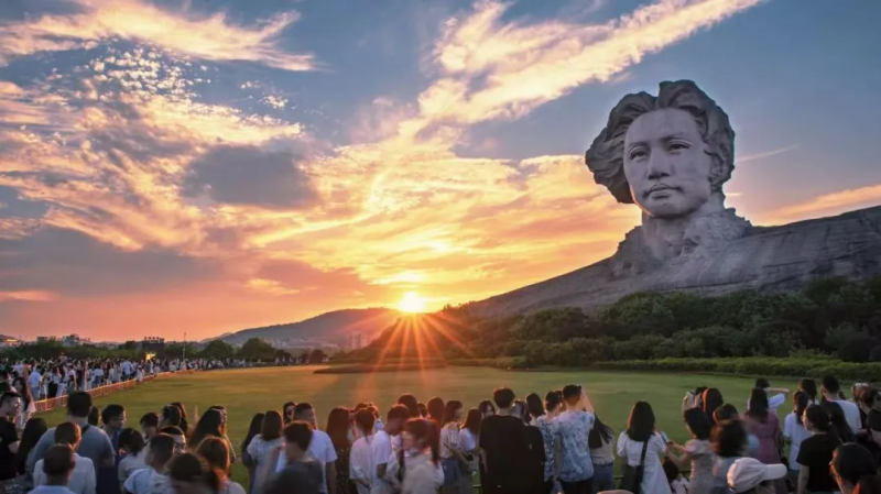 橘子洲景区凭着高人气持续霸榜长沙景区热力榜。