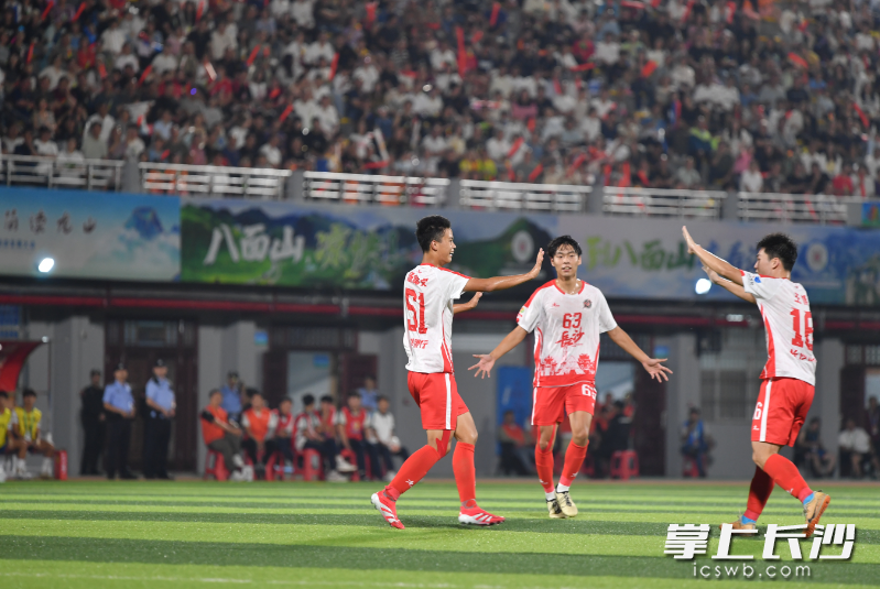 10月4日,湘超比赛上,“一脚”踢出小胜的“小孩哥”来自新区的麓山国际实验学校。均为 通讯员 供图 10月4日,湘超比赛上,“一脚”踢出小胜的“小孩哥”来自新区的麓山国际实验学校。均为 通讯员 供图