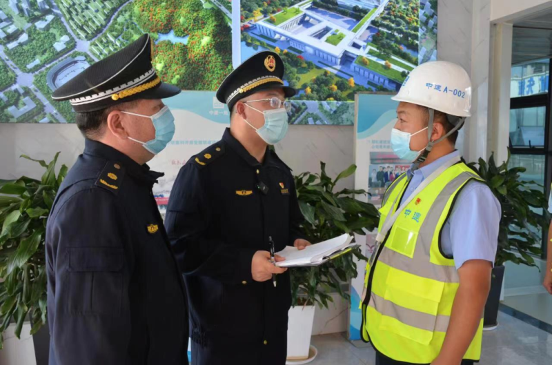 新区行政执法人员落实“扫码入企”制度，对中联重科项目工地以及食堂的垃圾分类、餐饮油烟、燃气安全等方面落实情况开展全面“体检”。均为通讯员 刘斌 供图