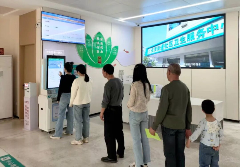居民在天顶中心自助挂号就诊。 居民在天顶中心自助挂号就诊。