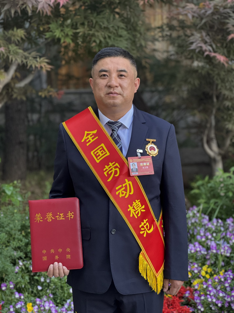 龙卫国荣获“全国劳动模范”称号。