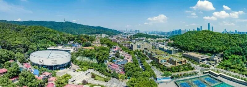 岳麓山大学科技城与湘江科学城“双城联动”，汇聚1009家省级以上创新平台，为创新提供“最强大脑”。