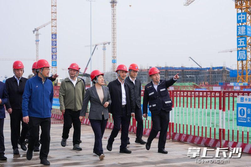 4月4日，省委常委、市委书记吴桂英检查安全生产和社会稳定工作，来到长沙奥体中心项目现场。