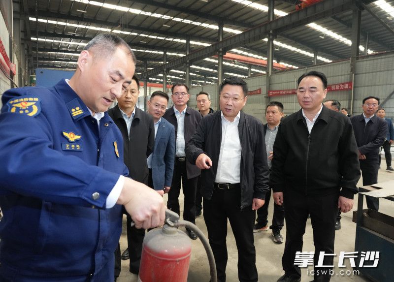 陈博彰在高星物流园市场区检查督导。 均为长沙晚报全媒体记者 邹麟 摄