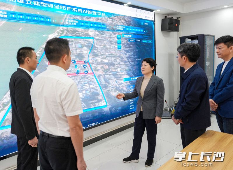 吴桂英在潮宗街历史文化街区检查大客流疏导、安全管理及风险防控工作。 均为长沙晚报全媒体记者 郭雨滴 摄