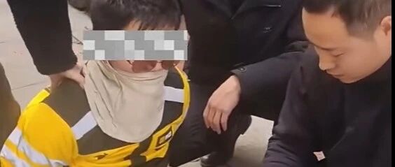 湖南一女子轻信“网恋军官男友”，携带5万元准备“线下充值”，电诈分子伪装成外卖小哥取钱，被警方当场抓获