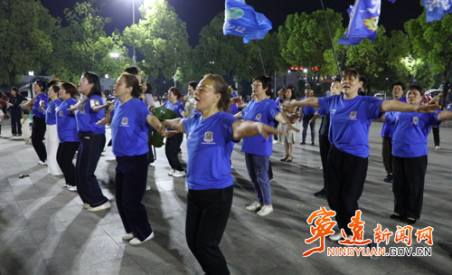 宁远：球迷拉拉队苦练迎赛事  用呐喊为家乡球队加油2_副本500.png