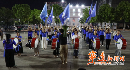 宁远：球迷拉拉队苦练迎赛事  用呐喊为家乡球队加油_副本500.png