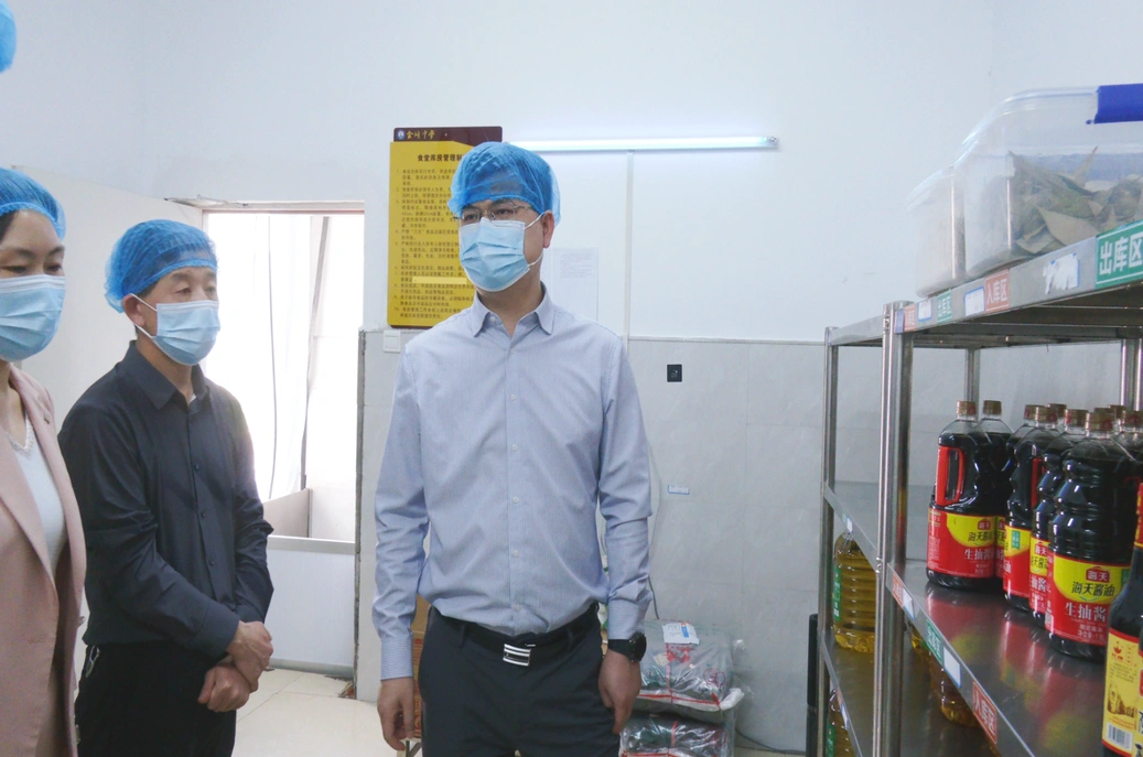 郑明明督导检查校园安全生产工作