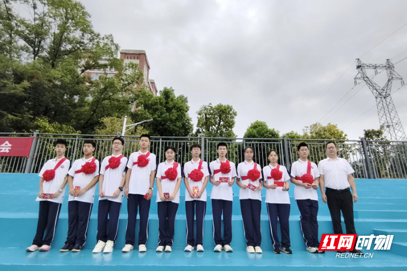 岳阳市第十四中学开学典礼上为高一优秀学生颁奖.png