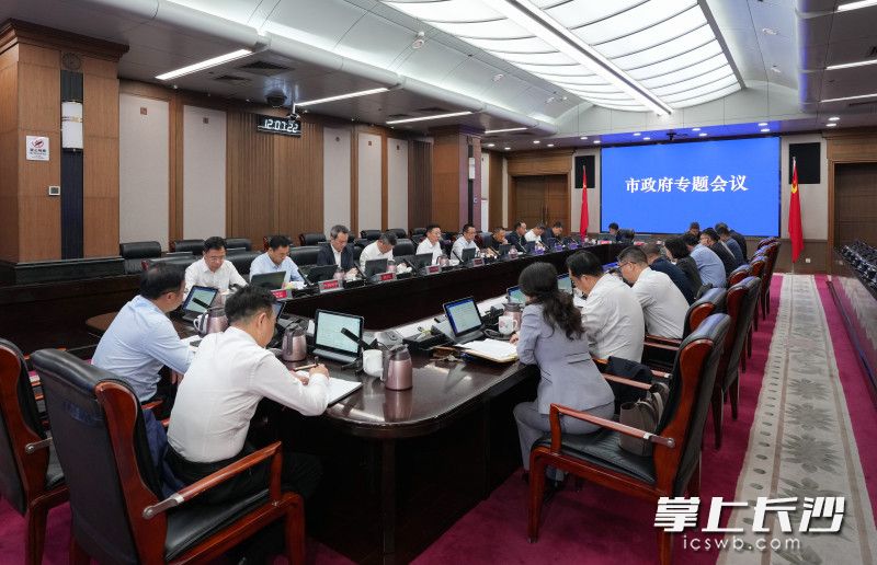 4月9日,市委副书记、市长陈博彰调研先进计算产业链并召开座谈会。 4月9日,市委副书记、市长陈博彰调研先进计算产业链并召开座谈会。